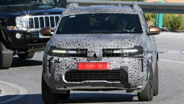 new renault duster spotted testing front 600x338 1